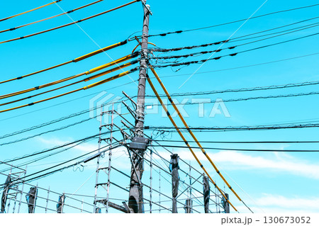 住宅建築の足場と電線防護カバー　b-4 ライトカラー 130673052