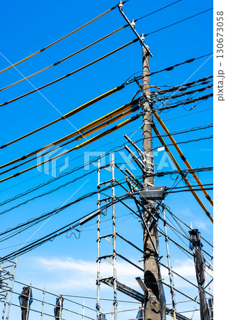 住宅建築の足場と電線防護カバー c-2 高彩度コントラスト 住宅建築の足場と電線防護カバー c-2 高彩度コントラスト 130673058