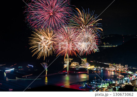 熱海海上花火大会 熱海の夜景とスターマイン 熱海海上花火大会 熱海の夜景とスターマイン 130673062
