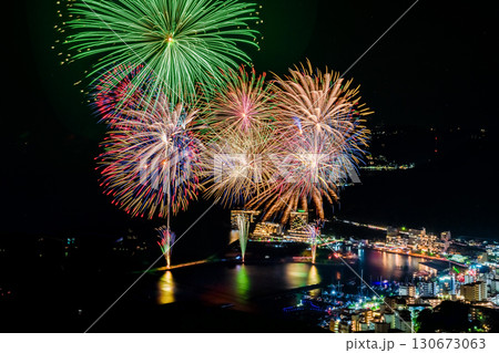 熱海海上花火大会 熱海の夜景とスターマイン 熱海海上花火大会 熱海の夜景とスターマイン 130673063