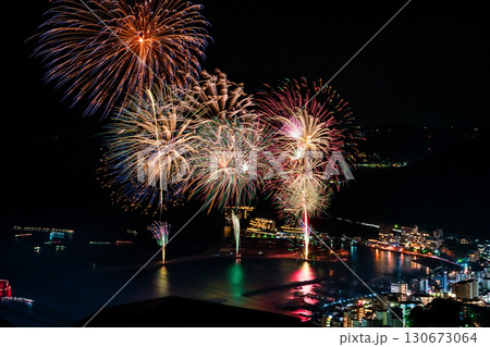 熱海海上花火大会 熱海の夜景とスターマイン 熱海海上花火大会 熱海の夜景とスターマイン 130673064