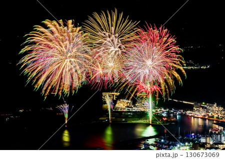 熱海海上花火大会 熱海の夜景とスターマイン 熱海海上花火大会 熱海の夜景とスターマイン 130673069