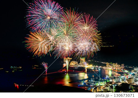 熱海海上花火大会　熱海の夜景とスターマイン 130673071