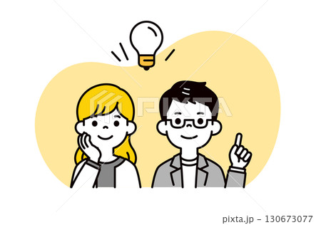 閃きを表す大きな電球と、いい案を思い付いた表情の若い夫婦・カップルの上半身イラスト素材 130673077
