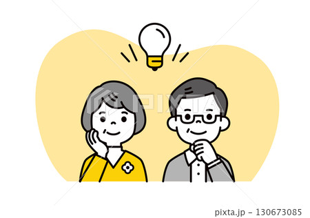 大きな電球と、問題を解決する、おじいさんとおばあさんの上半身ベクターイラスト素材 130673085