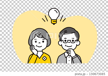 大きな電球と、問題を解決する、おじいさんとおばあさんの上半身ベクターイラスト素材 130673085