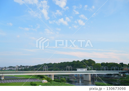 夏の朝の光が差し込む多摩川橋梁 - 多摩川下流（東急東横線） 130673098
