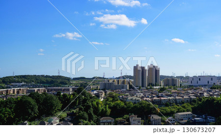 晴れた日のマンションと住宅街 晴れた日のマンションと住宅街 130673207