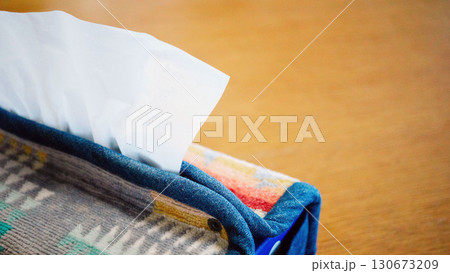 木目のテーブルとティッシュ 130673209