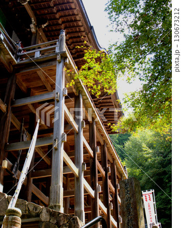 京都・狸谷山不動院の本堂の舞台を見上げる 130673212