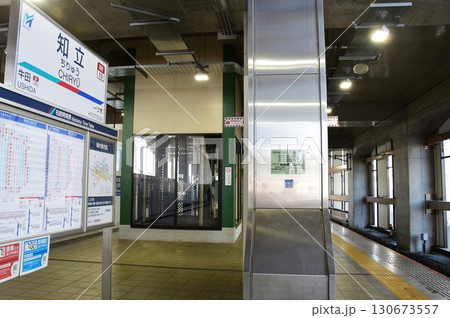 知立市　名鉄知立駅のプラットホーム 130673557