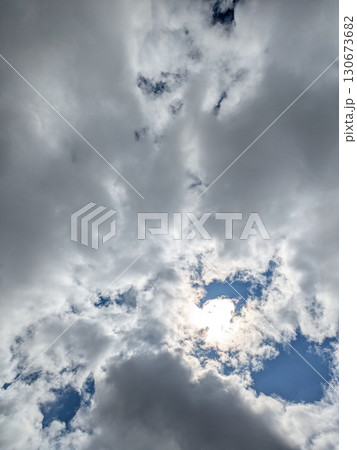 雲の隙間から見える太陽 130673682