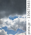 雲の空き間を抜けると向こうは青空C 130673683