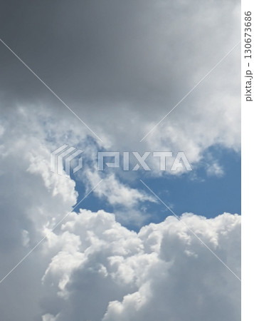 雲の空き間を抜けると向こうは青空F 130673686