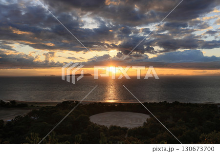 香川県観音寺市の夕暮れの有明浜、伊吹島、銭形 香川県観音寺市の夕暮れの有明浜、伊吹島、銭形 130673700