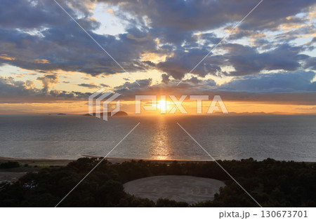 香川県観音寺市の夕暮れの有明浜、伊吹島、銭形 香川県観音寺市の夕暮れの有明浜、伊吹島、銭形 130673701
