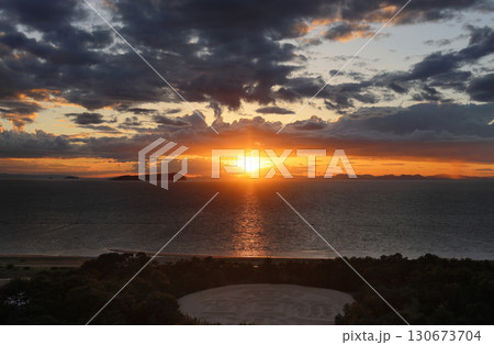香川県観音寺市の夕暮れの有明浜、伊吹島、銭形 香川県観音寺市の夕暮れの有明浜、伊吹島、銭形 130673704