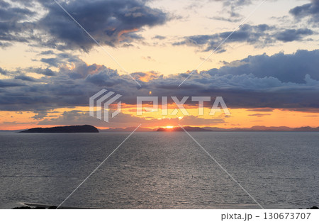 観音寺市の琴弾山から見る瀬戸内海の夕暮れ、伊吹島、円上島そして愛媛県上島町の島々に陽が落ちる 観音寺市の琴弾山から見る瀬戸内海の夕暮れ、伊吹島、円上島そして愛媛県上島町の島々に陽が落ちる 130673707