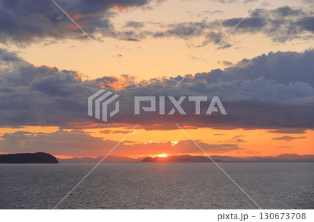 観音寺市の琴弾山から見る瀬戸内海の夕暮れ、愛媛県上島町の島々に陽が落ちる 観音寺市の琴弾山から見る瀬戸内海の夕暮れ、愛媛県上島町の島々に陽が落ちる 130673708