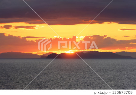 観音寺市の琴弾山から見る瀬戸内海の夕暮れ、愛媛県上島町の島々に陽が落ちる 観音寺市の琴弾山から見る瀬戸内海の夕暮れ、愛媛県上島町の島々に陽が落ちる 130673709