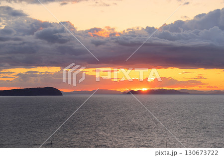香川県観音寺市の夕暮れの燧灘、伊吹島、円上島、愛媛県上島町の島々 130673722