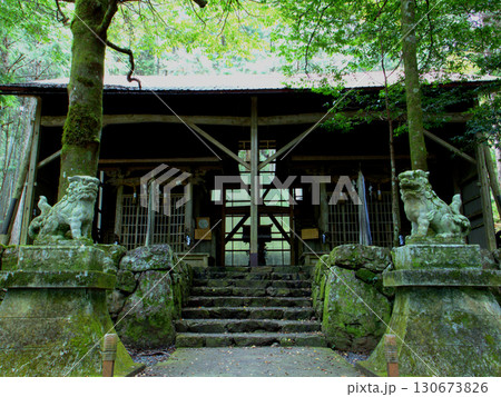 京都市の市街地から離れた山間部にひっそりと佇む賀茂神社の本殿と二体の狛犬 130673826