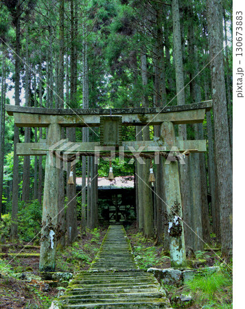 京都市の市街地から離れた山間部にひっそりと佇む賀茂神社の鳥居と本殿 京都市の市街地から離れた山間部にひっそりと佇む賀茂神社の鳥居と本殿 130673883