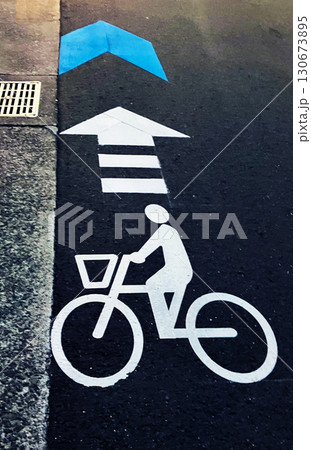 自転車で走る人のシルエットが描かれた専用レーンのマーク 自転車で走る人のシルエットが描かれた専用レーンのマーク 130673895