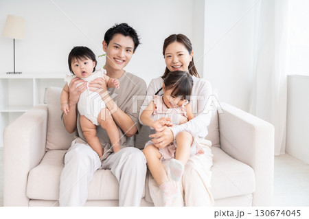 親娘 4人家族 親娘 4人家族 130674045