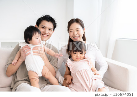 親娘 4人家族 親娘 4人家族 130674051