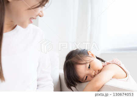 おかあさんと女の子 不機嫌 おかあさんと女の子 不機嫌 130674053
