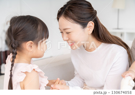 おかあさんと女の子 おかあさんと女の子 130674058