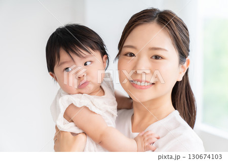 お母さんと赤ちゃん お母さんと赤ちゃん 130674103