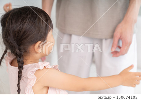 お父さんと女の子　後ろ姿 130674105