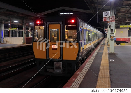 最終列車が到着した後の鳥取駅(スーパーまつかぜ) 最終列車が到着した後の鳥取駅(スーパーまつかぜ) 130674982