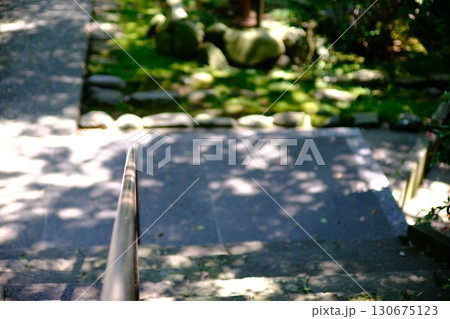 手すりに反射する木漏れ日 130675123