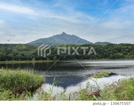 北海道利尻島の風景 オタトマリ沼 北海道利尻島の風景 オタトマリ沼 130675507
