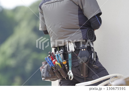 高所で屋外作業をする作業員 130675591