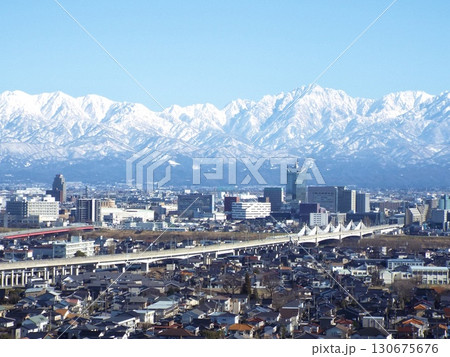 雪の立山連峰が映える富山市の街並み 雪の立山連峰が映える富山市の街並み 130675676