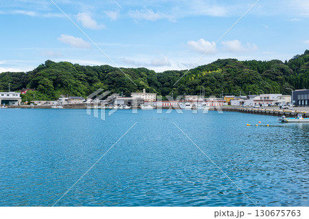 宮崎県日南市 目井津港の漁港風景と停泊する漁船 130675763