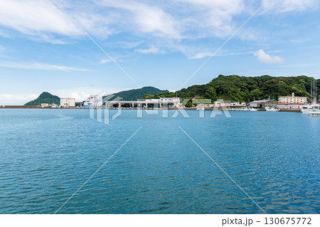 宮崎県日南市 目井津港の漁港風景と停泊する漁船 130675772