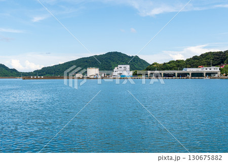 青空と緑の山並みに囲まれた目井津港の港内景観 青空と緑の山並みに囲まれた目井津港の港内景観 130675882