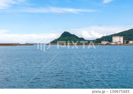 青空と緑の山並みに囲まれた目井津港の港内景観 青空と緑の山並みに囲まれた目井津港の港内景観 130675885