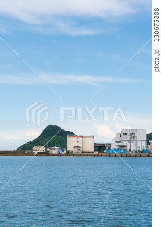 青空と緑の山並みに囲まれた目井津港の港内景観 青空と緑の山並みに囲まれた目井津港の港内景観 130675888