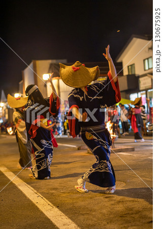 西馬音内盆踊り がんけを踊る男性と女性 2025年 秋田県 西馬音内盆踊り がんけを踊る男性と女性 2025年 秋田県 130675925