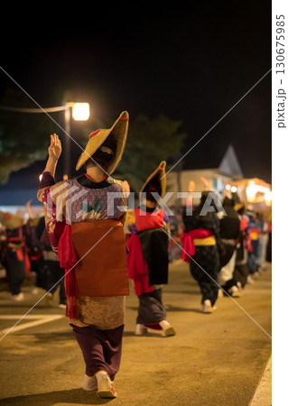 端縫い着物と編み笠で踊る女性　西馬音内盆踊り　2025年　秋田県 130675985