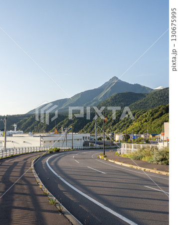 北海道利尻島の風景　港に続く道 130675995