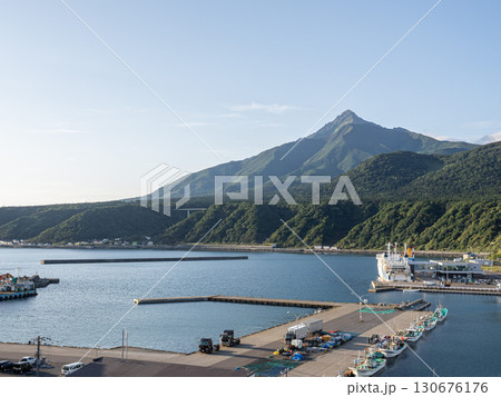 北海道利尻島の風景 鴛泊港と利尻山 北海道利尻島の風景 鴛泊港と利尻山 130676176