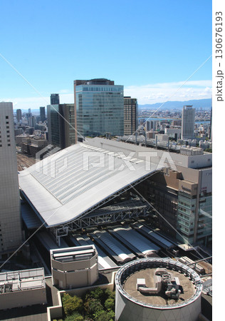 JR大阪駅を東側の高所から見る 130676193