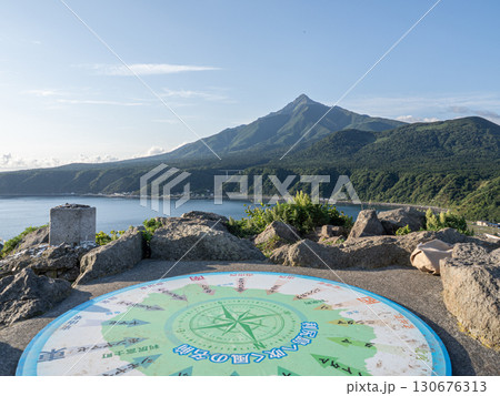北海道利尻島の風景 ペシ岬の頂から見た利尻山 北海道利尻島の風景 ペシ岬の頂から見た利尻山 130676313